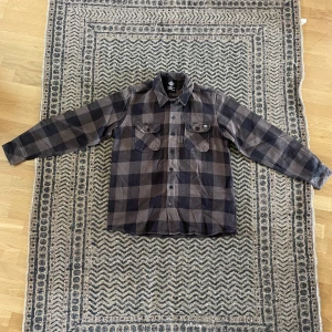 Dickies Skjorta - Storlek: M (M), från Dickies, använd men är i bra skick. Riktigt nice casual flanellskjorta