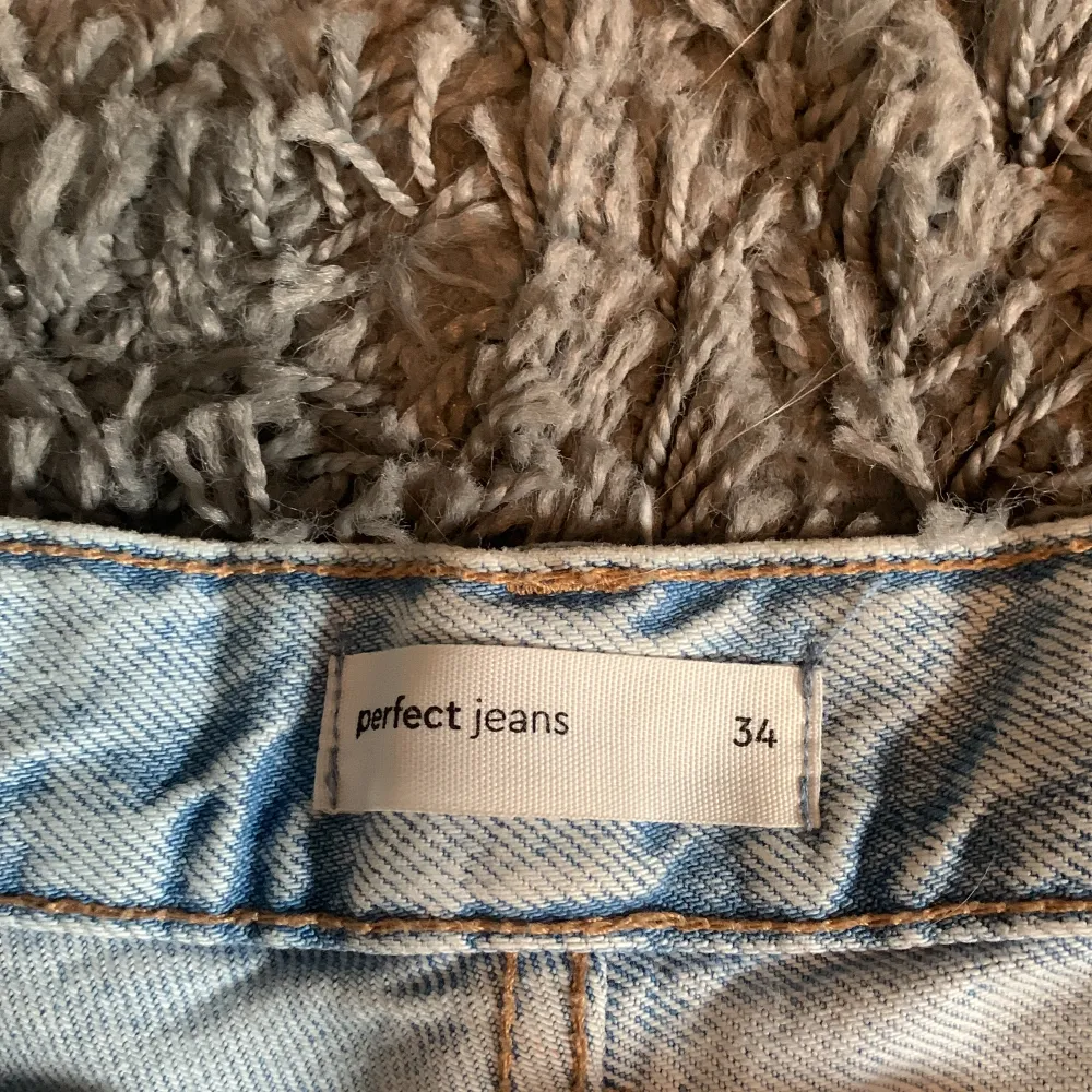 Lågmidjade jeans från Gina Tricot. Dem är i bra skick men säljer för att jag har 2 par av de. Använda några gånger.. Jeans & Byxor.