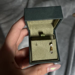 Maria Nilsdotter örhänge - Så underbart örhänge från maria nilsdotter! Nyskick med månsten och bergskristall😍  Nypris: 1995kr