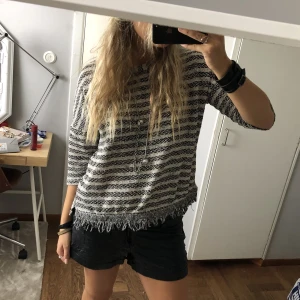 Stickad randig t-shirt - Säljer denna typ stickade/virkade randiga t-shirt. Lite missoni vibe. Frakt ingår inte