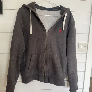 Ralph Lauren zip  - Ralph Lauren zip hoodie i relativt bra skick! Storlek S  Mvh Hannes