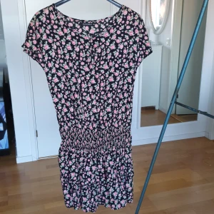 Klänning - Super söt klänning, men tyvärr sitter den lite stort på vissa ställen på mig 