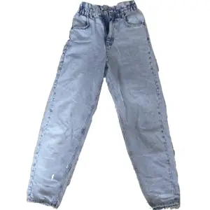 Ett par ljusblåa jeans från Gina i storlek 34. Säljer då de inte kommer till användning 