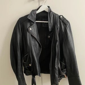Skinnjacka - Min favoritjacka från Zara som inköptes för några år sedan. Kör i denna men används inte längre. Lite slitage (se bilder). Sitter perfekt på och man får även plats med en tjocktröja under .