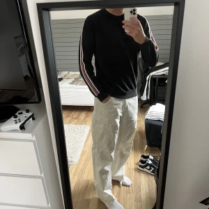 Sweatshirt Zara - Riktigt snygg sweatshirt med ränder på armarna i röd och vit. Den är i bra kvalitet speciellt för att vara Zara.