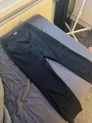 Kostymbyxor   - Svarta kostymbyxor i storlek 34, köpt på H&M.