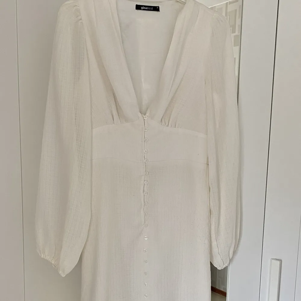 En vit klänning använd en gång till min egna mottagning, ganska stilren och enkelt i storlek 36.. Klänningar.