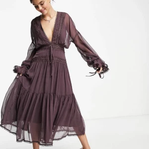 Midiklänning med puffiga ärmar asos - En lila midiklänning från asos med puffiga ärmar, spetsinslag och knytning i storlek 34. Detta var min absoluta favorit klänning och är så ledsen att jag har växt ur den. Använt den 3 gånger totalt