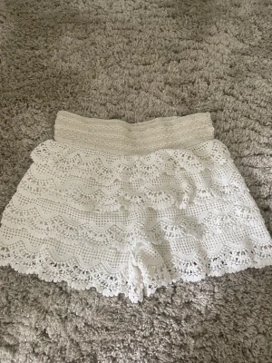 shorts med låg midja  - as fina vita spetsshorts med låg midja. aldrig använda och i så fint skick. storlek S