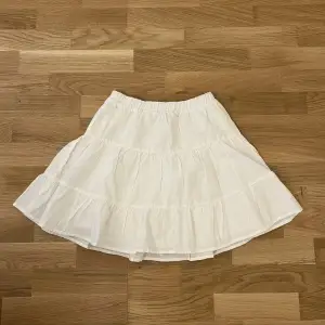 En vit kjol från Bershka i jätteskönt bomullsmaterial. Perfekt nu till sommaren. Kjolen har inga defekter🩷