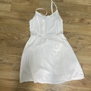 Vit klänning  - Vit klänning med spets.