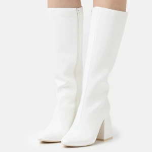 Boots - Säljer pga att dom inte kommer till användning. Har små skrap längst fram