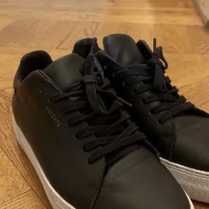 Arigato skor - Säljer mina arigato sneakers då de tyvärr inte kommer till användning, nypriset var 1800💗Några defekter (skriv för bild)