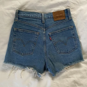 Jeansshorts Levi's - Säljer mina ribcage jeansshorts från Levi's då dem är för små för mig. Använda men i fint skick ☀️