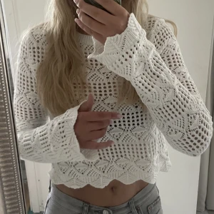 Stickad tröja  - En vit croppad stickad tröja från New yorker💕aldrig använd  Storlek Xs/S köptes för ungefär 220kr