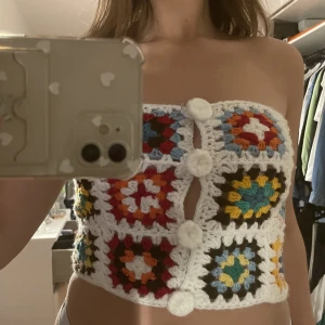 Stickad tipp - En stickad topp som min mamma stickat. Går att vända både så att knapparna är framtill och baktill. Jättesnygg. Sitter bra på mig som är en stl S/M på toppar