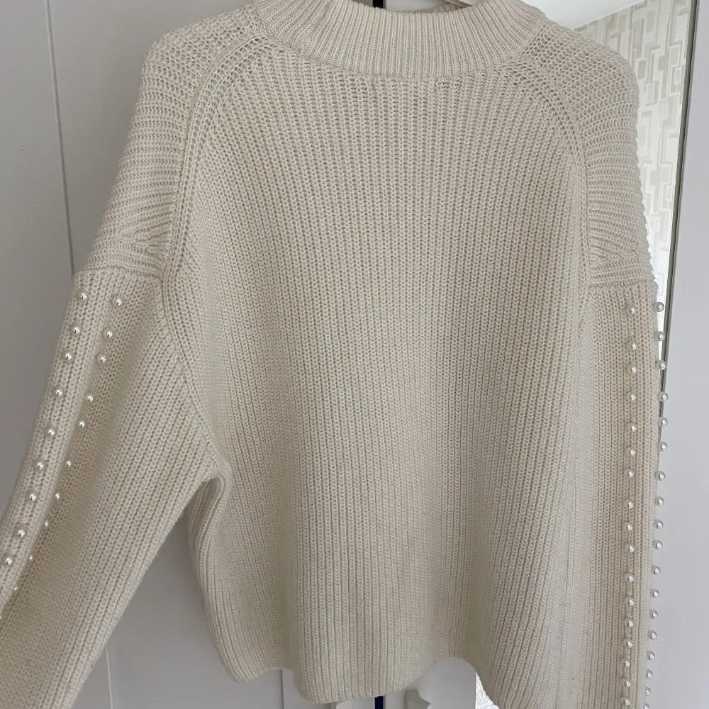 En tröja från H&M med pärlor på ärmarna som användes ett par gånger, jätte skönt och bekvämt och passar perfekt till vintern eller hösten. Storlek S. Stickat.