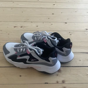 Reebok skor - Sköna, knappt använd kanske 3 ggr. Är inte säker om de e äkta då jag fick dem 