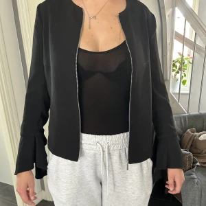 Svart vårjacka från Zara - Fkn lite tunnare vårjacka från zara med volangärmar 