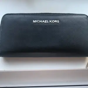 Det är en jätte fin Michael kors plånbok. Använd fåtal gånger. Den har varit väl omhändertagen. Knappt några täcken på andvändning. 