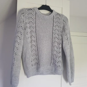 Stickad tröja - Skön stickad tröja från Lindex. Ganska fint skick (ev pyttelite knottror som knappast märks). Baksidan är enbart rätstickad och har inget mönster.