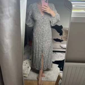 Sommarklänning🍒💙🌸 - Superfin klänning från HM i storlek 38/40