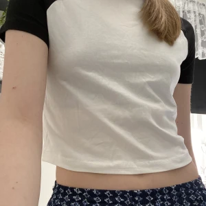 Babytee - Söt T-shirt som är oanvänd och därför säljs