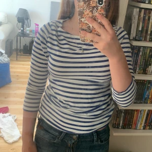 Randig tröja - Jag säljer min randiga tröja endast då jag inte gillar 3 kvarts armar. Kontakta vid frågor eller intresse 💕 det är även en liten knappt märkbar fläck som ni kan se på sista bilden därav priset :) 💕