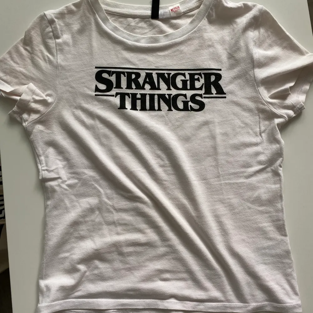 Vit Stranger Things T-shirt, bra skick, använts några gånger. T-shirts.