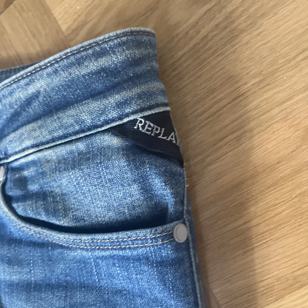 Jag säljer mina low waist bootcut jeans från replay . Köpta från sellpy från början, Säljer dem pga att de var för små för mig!   Kom gärna med egna bud och fråga om ni vill ha fler bilder!     . Jeans & Byxor.