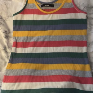 färgglatt linne - säljer detta färgglada ribbade linne då det inte passar min stil längre. använd enstaka gånger.