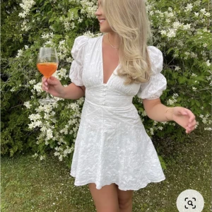 Adoore klänning - Säljer nu min jätte fina och populära Adoore klänning💛 Skriv vid intresse, om flera är intresserade blir det budgivning💛köp direkt för 1900💛