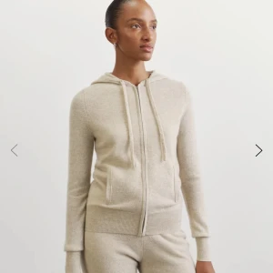 Soft goat - Hej! Säljer nu min jätte fina zip hoodie ifrån soft goat då jag har två  använd 2 gånger så inprincip som ny. Skriv privat för bilder eller funderingar💞köptes för 2500. Säljer inte för mindre än 2000 pris kan diskuteras lite vid snabb affär.