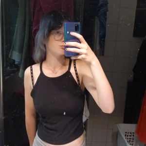 Svart linne från bik bok - Jag tycker inte den passar mig tyvärr så säljer den vidare, inga defekter. Man kanske måste sy in vid bysten om man har lite mindre som jag.