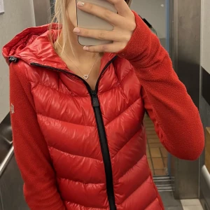 Moncler Cardigan  - Moncler Cardigan outwear, köpt på NK för några månader sedan. Kvitto finns självklart+QR-kod. Hör gärna  av er vid frågor. Öppen för byten❤️Skickar gärna fler bilder om de önskas, superfint skick! Nypris: 7000, säljer för 3000 XS men funkar även som S