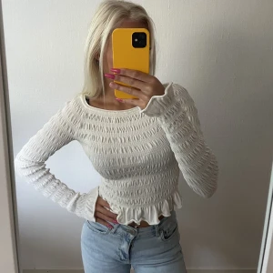 Chiquelle topp - Söt topp ifrån chiquelle med volanger🤍säljer pga kommer inte till användning💕