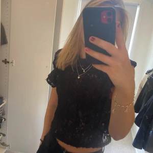 Topp zara  - Spets topp från zara, storlek m men är ganska liten känns som s 