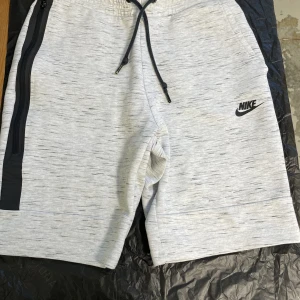 Nike Tech shorts - Nike Tech shorts  Storlek S