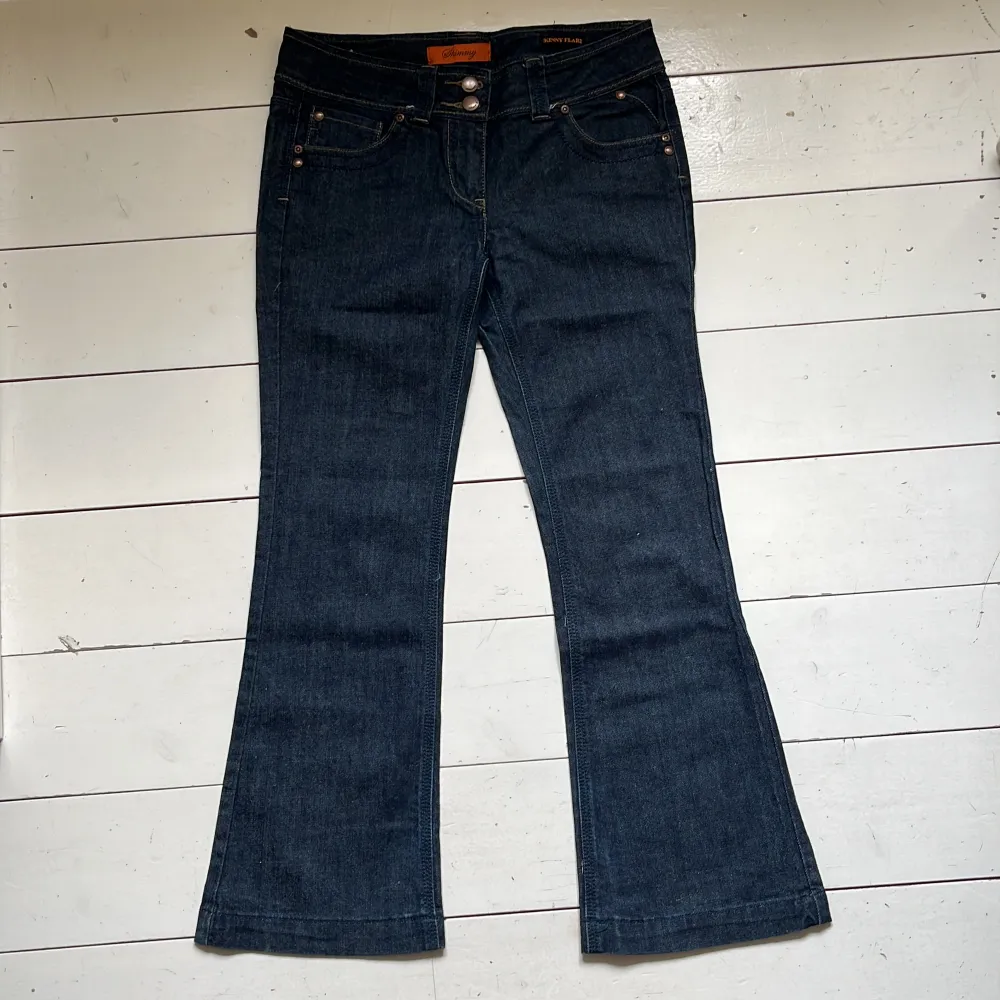 Oanvända mörkblå skinny flare vintage jeans med låg midja. Midja 39 cm Längd 93cm Utsvängning 22cm De är storlek EU 38/UK 10 men är enligt mig mer av en EU 36/UK 8. De är även mer passande för en kort person. ☺️ . Jeans & Byxor.