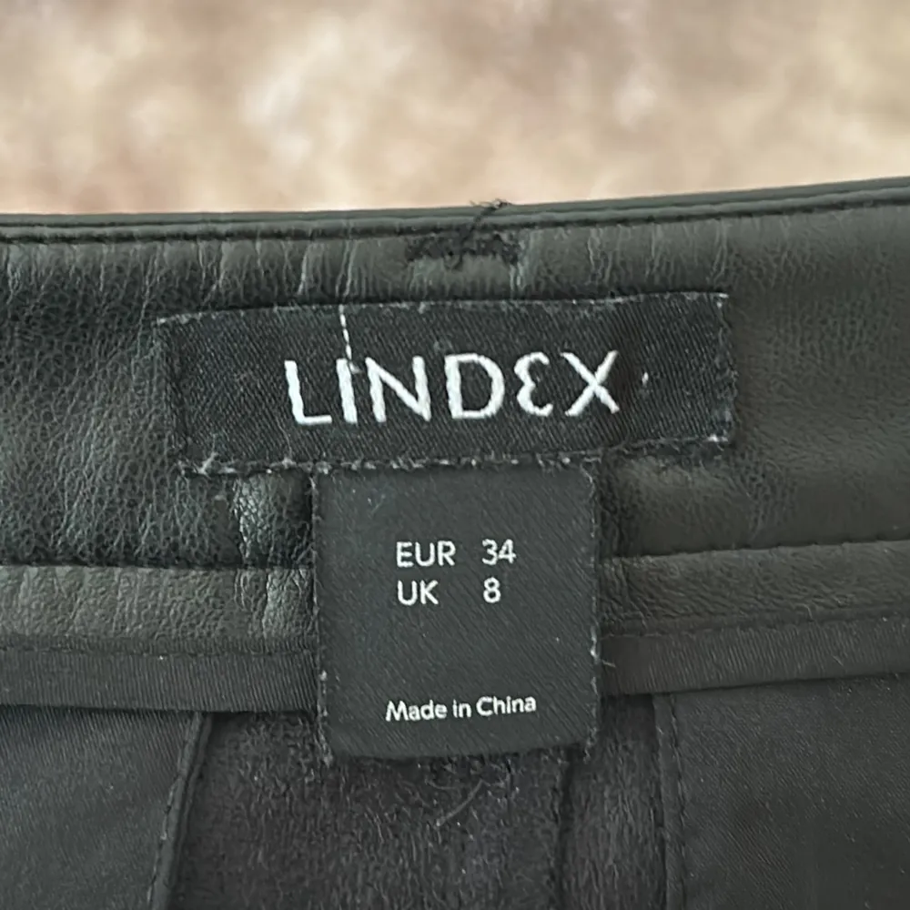 Säljer ett par skinnbyxor från Lindex i strl 34. Endast använda en gång. Nyskick! (:. Jeans & Byxor.