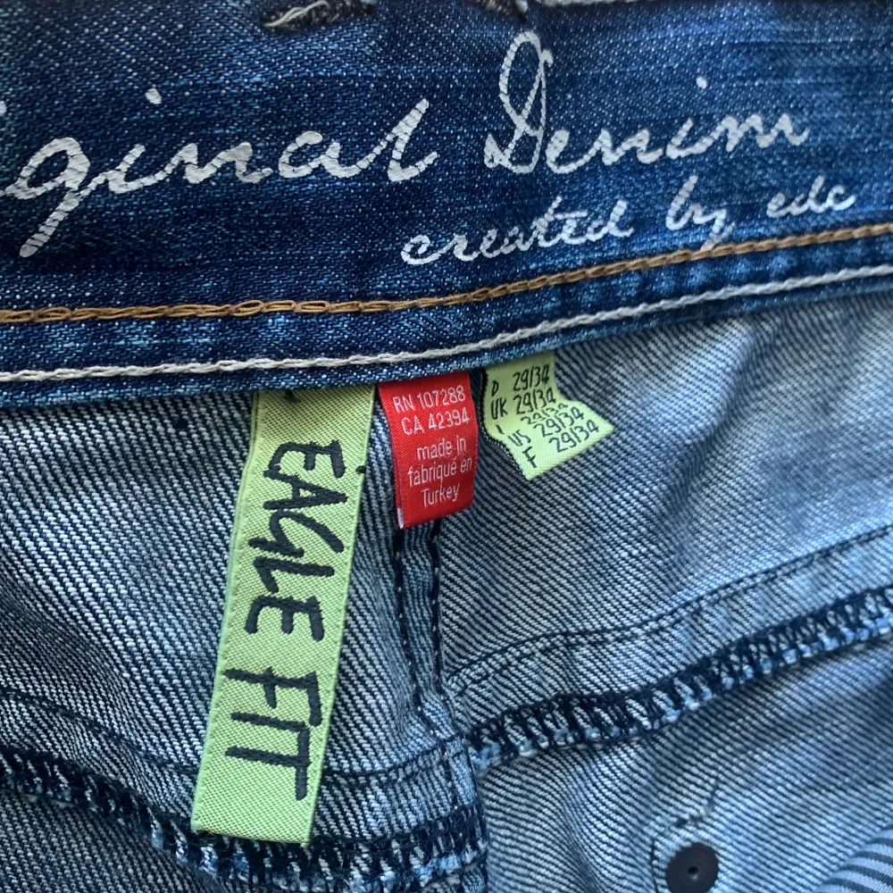 Vintage edc jeans, Eagle fit, Uk 29/34. Har slit märken vid fötterna. . Jeans & Byxor.
