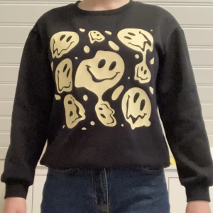 Svart sweatshirt med tryck - Aldrig använd så den är i helt nytt skick.