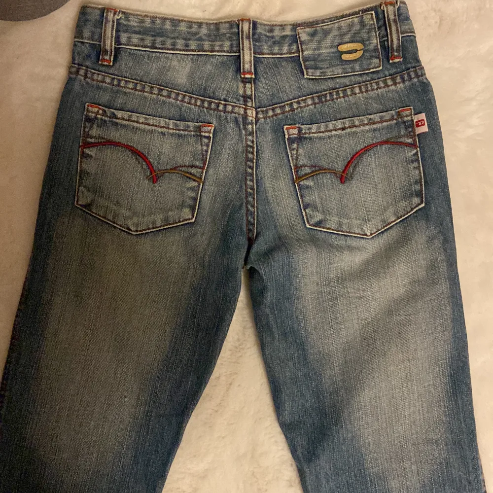 Har ett par jätte snygga diesel industri jeans i fint skick. Köpte de på Plick för ett tag sedan men de va lite små på mig. Har vanligtvis storlek s men jag skulle beskriva byxorna som xs. Måttet är 26 men jag upplever att de är lite mindre. . Jeans & Byxor.