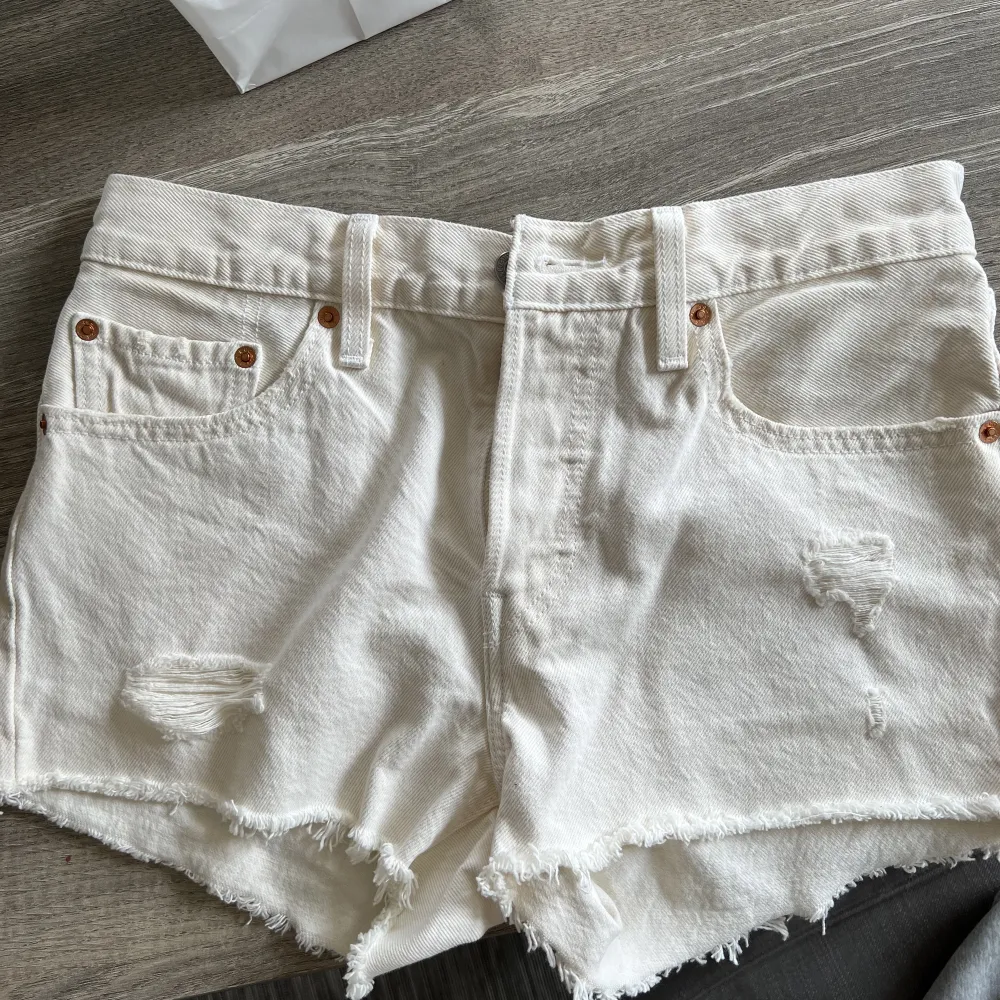 Vita shorts från Levi’s i stl w26. Fint skick, aldrig använda. Shorts.