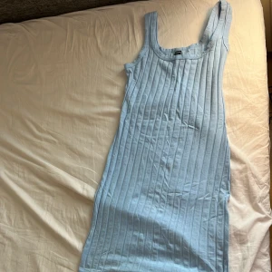 Klänning - Nyskick, aldrig använd. Pris kan diskuteras vid snabb affär.