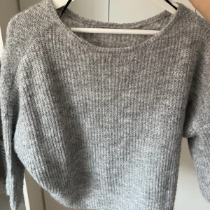 topp - en stickad trekvarts tröja som inte finns kvar på onlys hemsida men ser ut som dom på den sista bilden, köpt för 2 år sen, använd 1 gång pga ej min stil