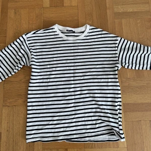Tröja från zara  - Lång armad randig tröja från zara, använd fåtal gånger och i fint skick! (Frakt tillkommer)