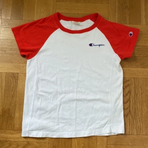 T-shirt från Champion - Fint skick men litet svart märke på bröstet. Se bild. Storlek XS