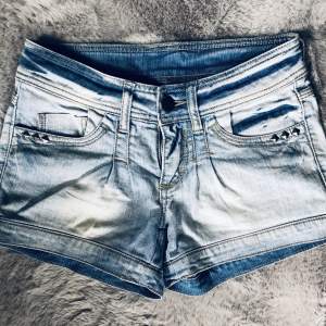 Söta jeans-shorts med nitar på fickorna.  Storlek: W26 Vero Moda