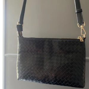 Svart väska - Så fin enkel svart väska med guldiga detaljer, som tyvärr aldrig kommit till användning💕 Köparen står för frakten📦